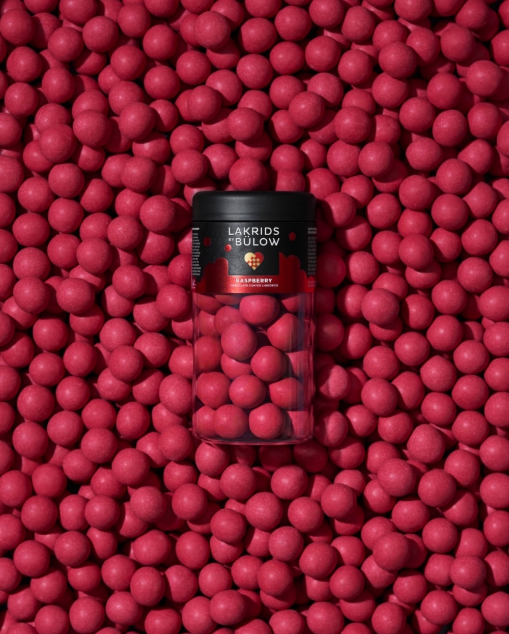 I CRISPY RASPBERRY møter den hvite sjokoladens sødme den friske bringebæren, med jordbær som fremhever de bæraktige nyansene. Nyt søt lakris omgitt av hvit sjokolade, med små bringebærbiter. Hele herligheten er toppet med et sprøtt rødt sukkerskall.