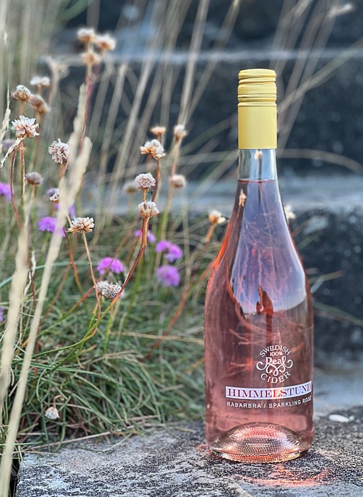 Vi har smaksdesignet en herlig og forfriskende alkoholfritt
Rosé alternativ ved bruk av bl.a. rabarbra. Produsert med svenskt kildevann og tilsatt små myke bobler. Dette er et premium produkt og er en av Norges mest solgte alkoholfrie alternativer.