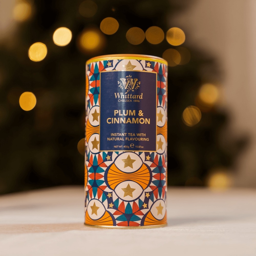 Nyt smakene av saftige plommer og varmende kanel i denne deilige varme drikken, perfekt for den kalde årstiden. Prøv å lage iste av den også, eller bruk den til å gi bakevarer et unikt preg!