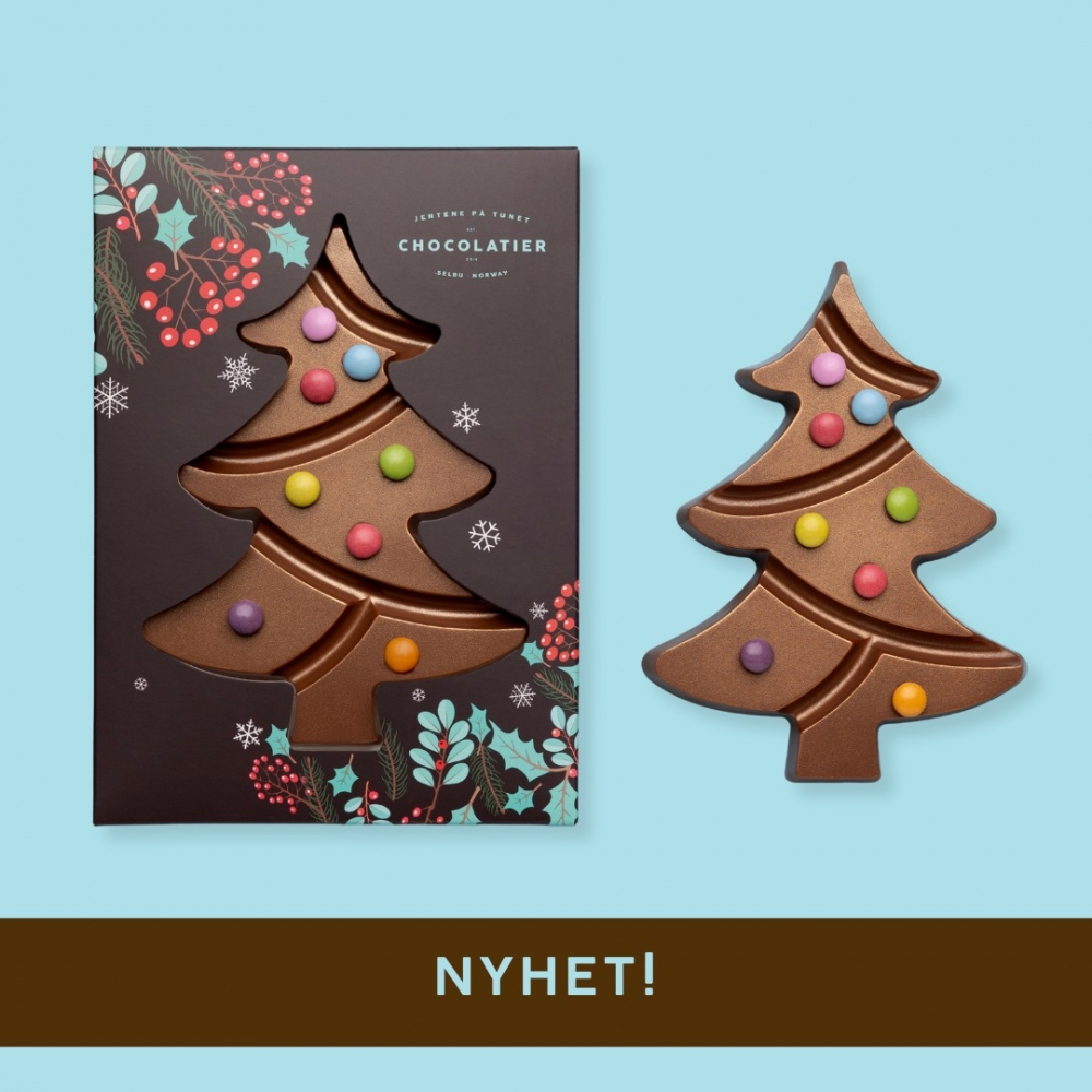 Et flott juletre laget av melkesjokolade, fylt med hasselnøtt- og sjokoladefyll. Ca. 85 g
