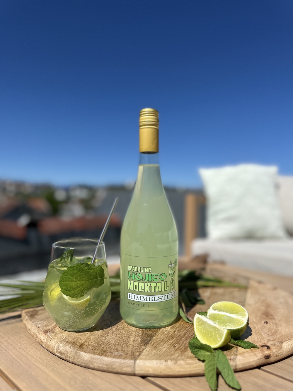 En forfriskende og klassisk mojito med elegante glitrende bobler som eksploderer med smaker av mynte og lime, perfekt balansert.
Serveres avkjølt.